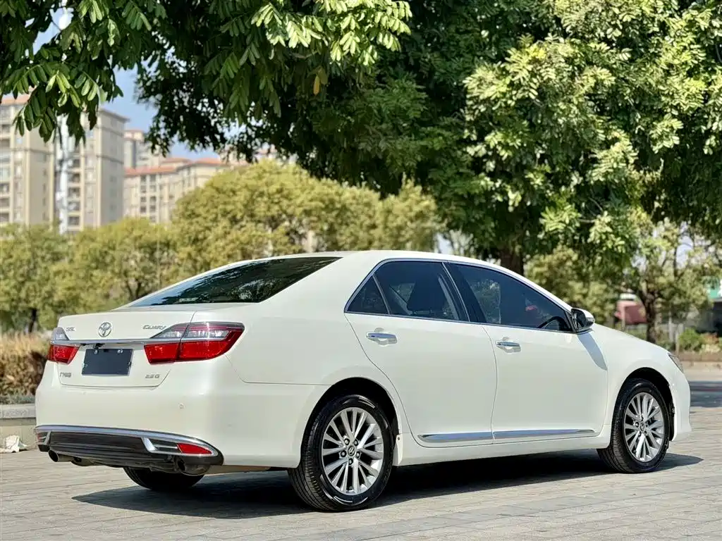 Toyota Camry 2017 — фото 4
