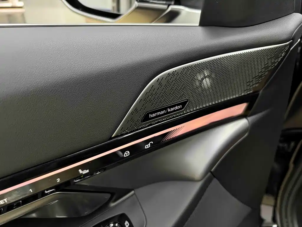 BMW 5 Series 2025 — фото 10