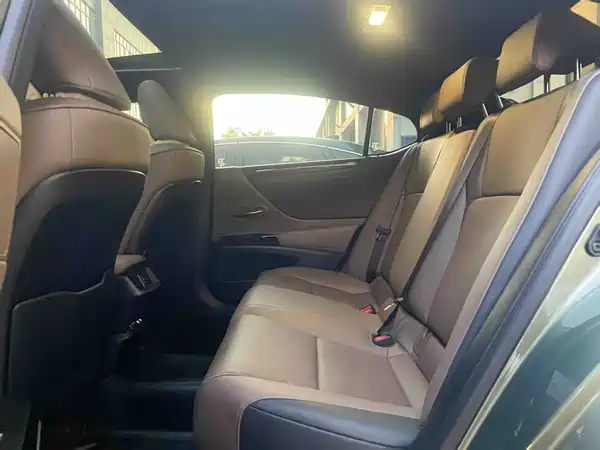 Lexus ES 2023