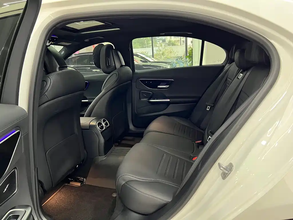 Mercedes-Benz C-Class 2025 — фото 10