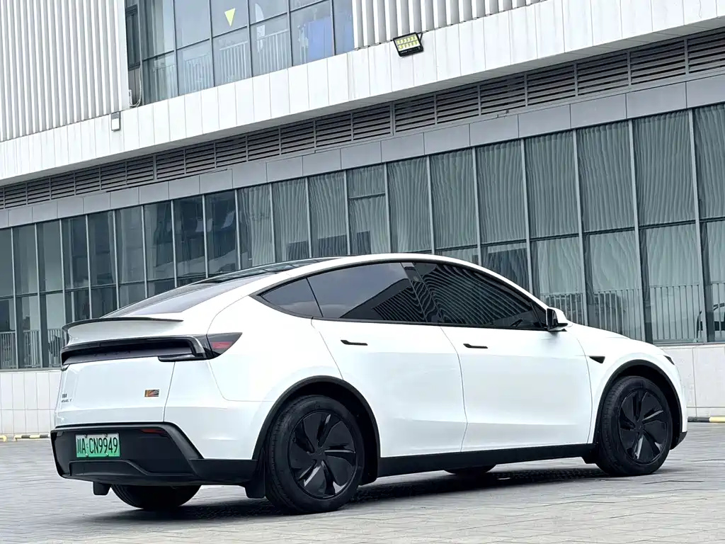 Tesla Model Y 2025 — фото 8