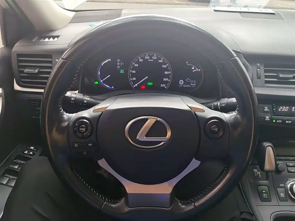 Lexus CT 2017 — фото 11