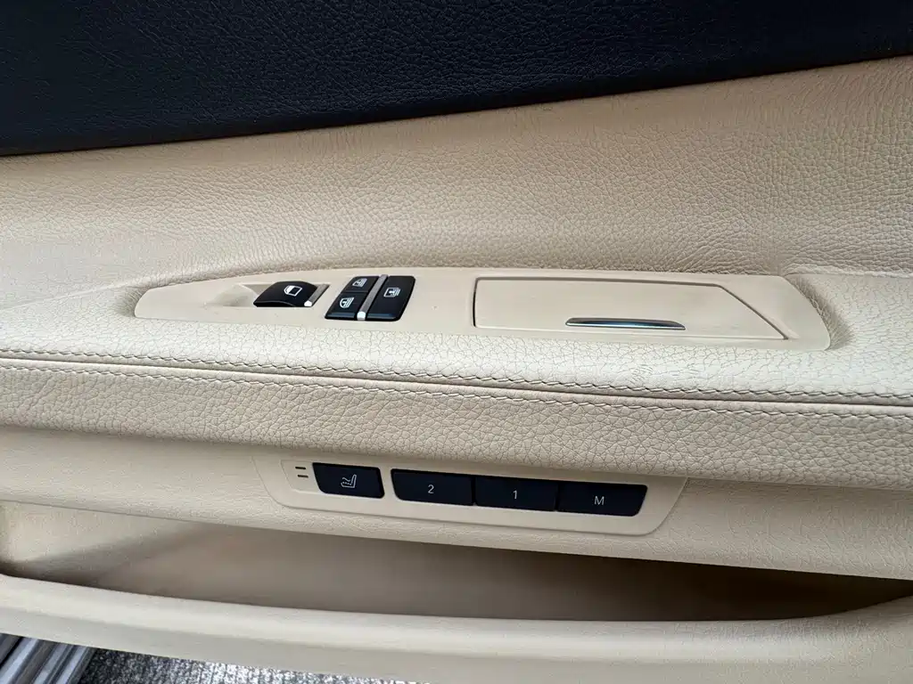 BMW 7 Series 2011 — фото 19