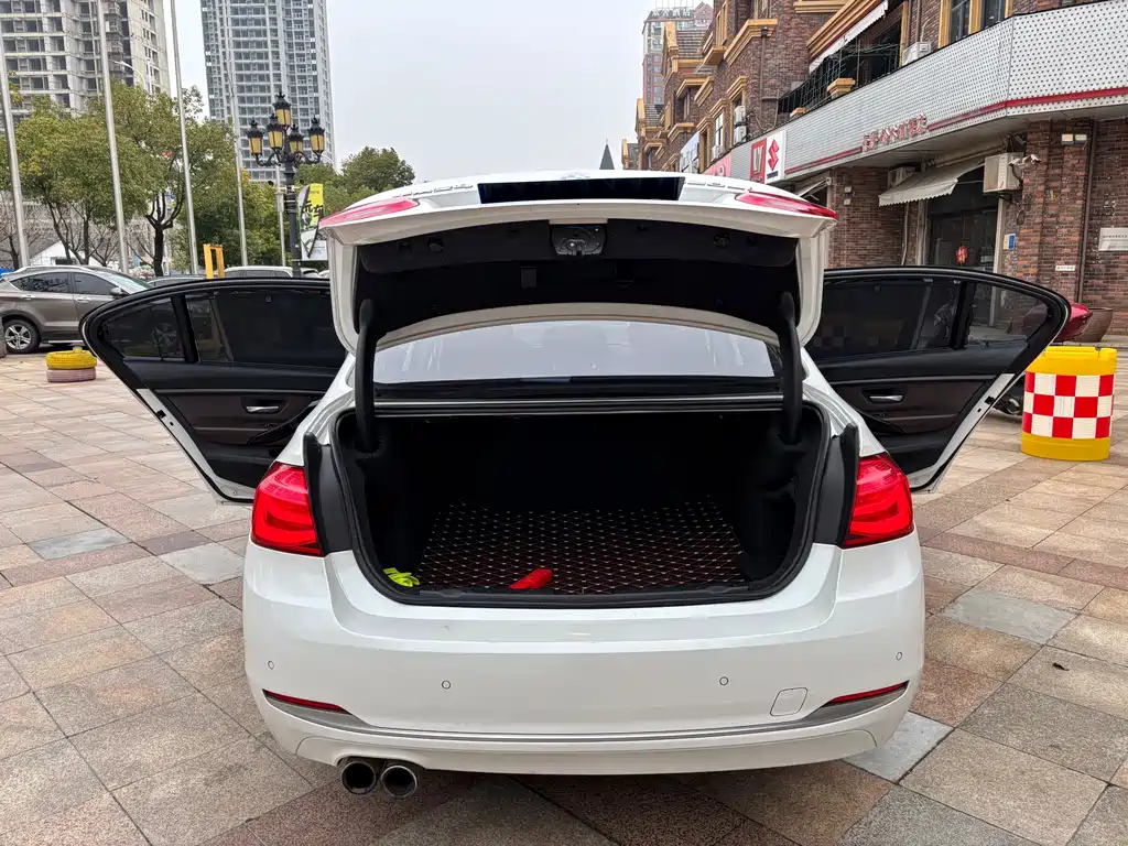 BMW 3 Series 2018 — фото 18