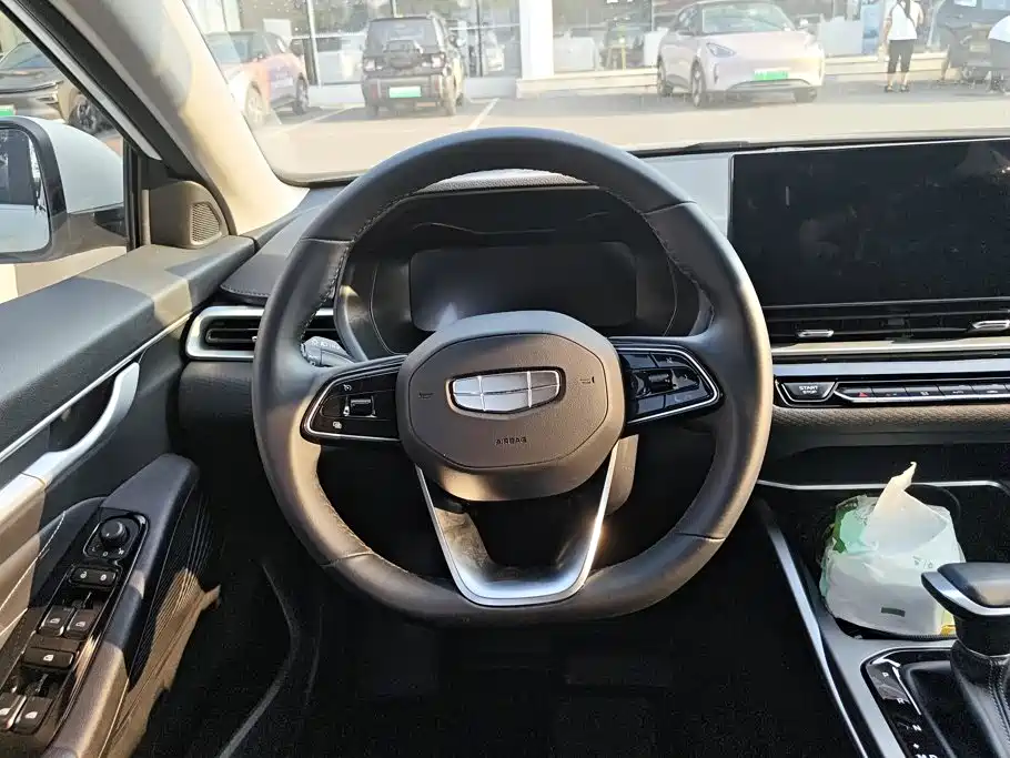 Geely Emgrand 2025 — фото 15