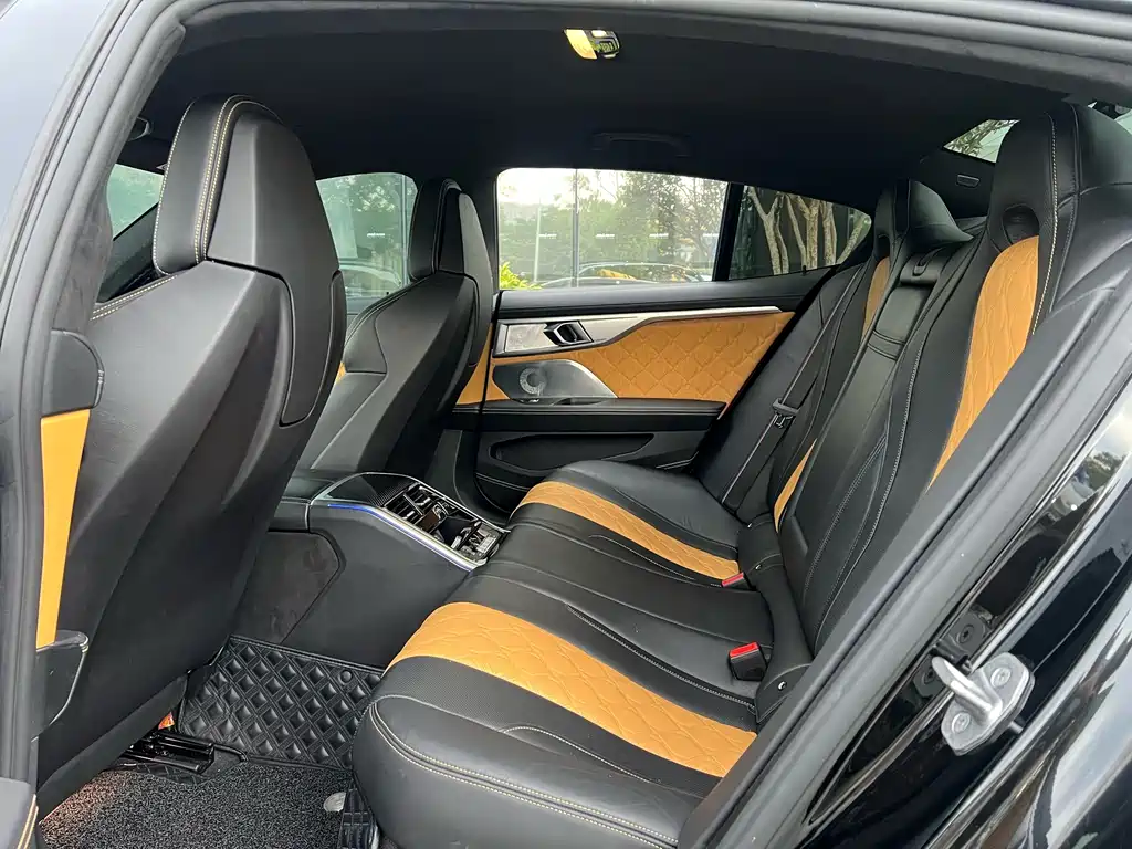 BMW M8 2021