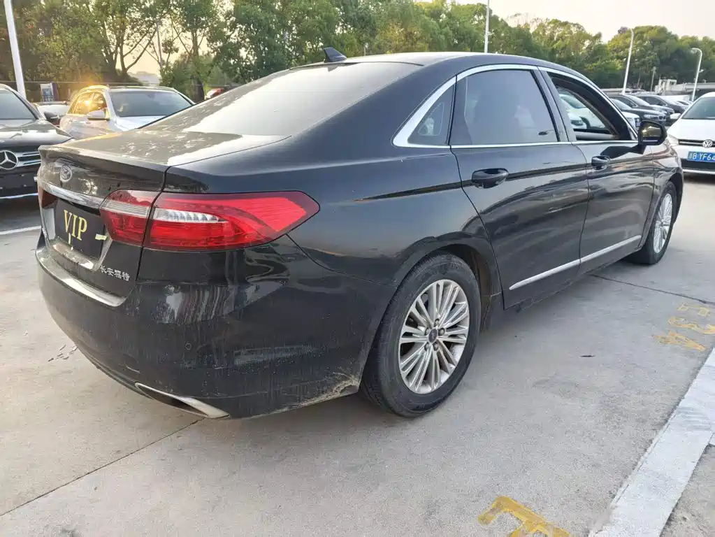 Ford Taurus 2018 — фото 13