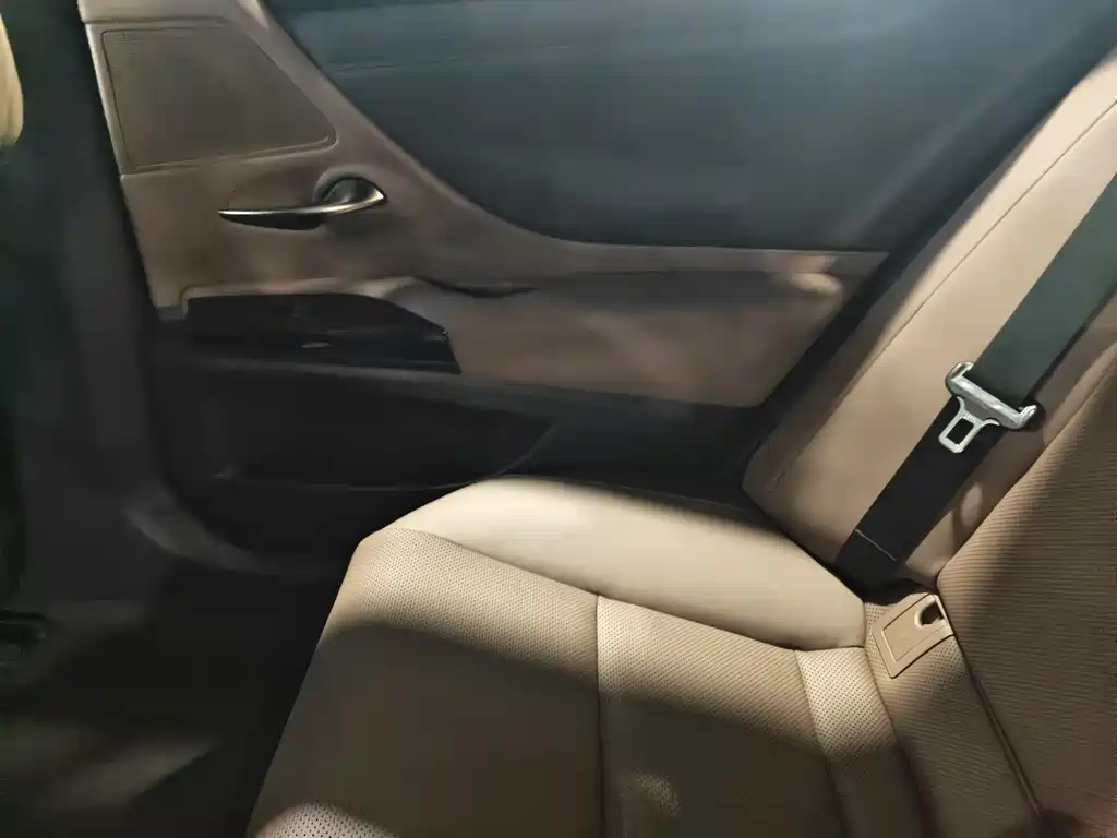 Lexus ES 2023 — фото 13