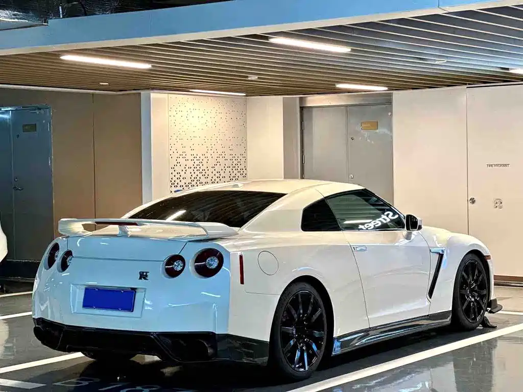 Nissan GT-R 2011 — фото 10