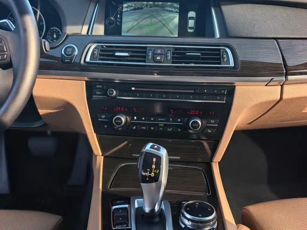 BMW 7 Series 2016 — фото 11