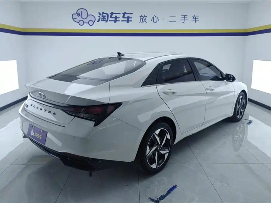 Hyundai Elantra 2023 — фото 3