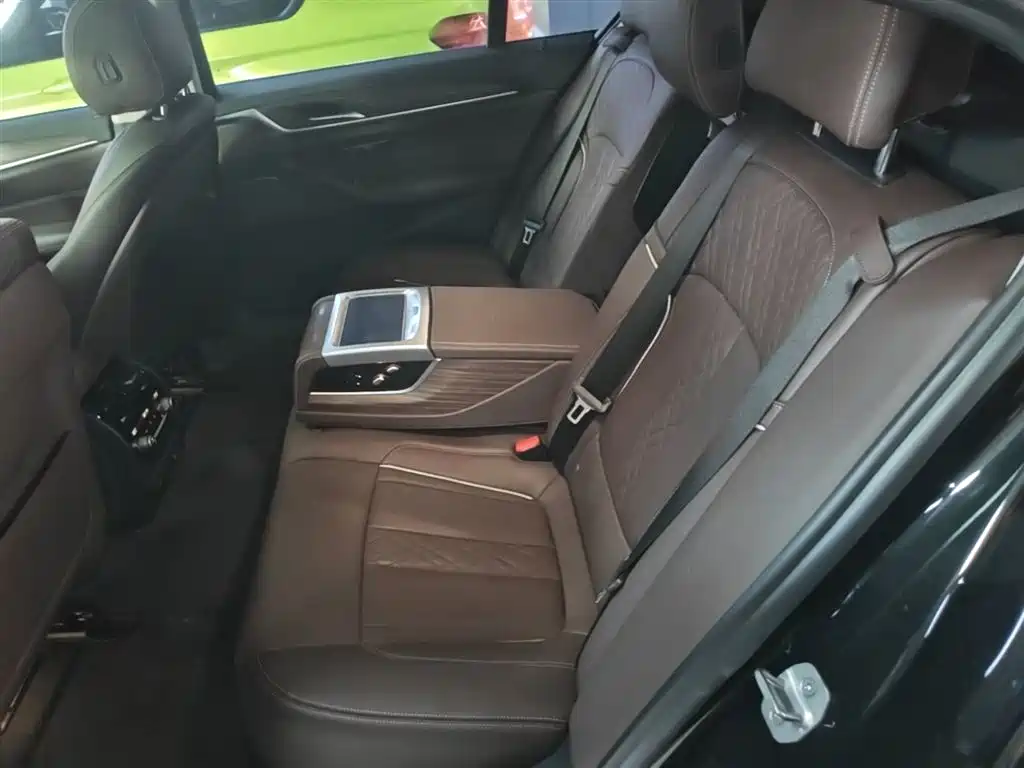 BMW 5 Series 2018 — фото 17