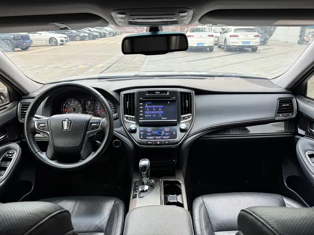 Toyota Crown 2017 — фото 11