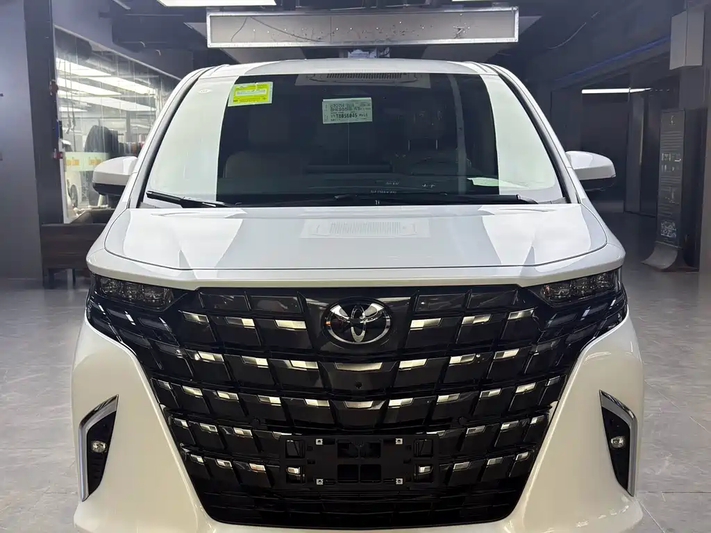 Toyota Alphard — фото 1