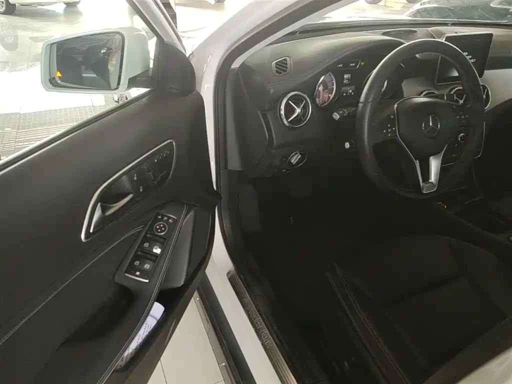 Mercedes-Benz GLA 2016 — фото 16