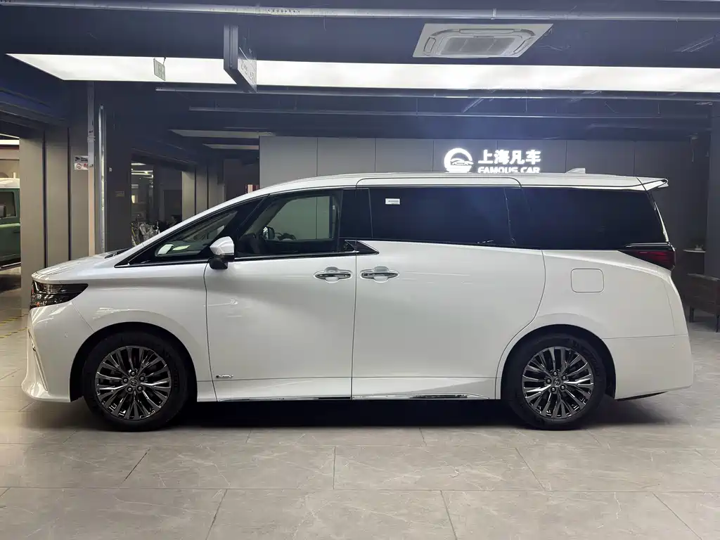 Toyota Alphard — фото 6