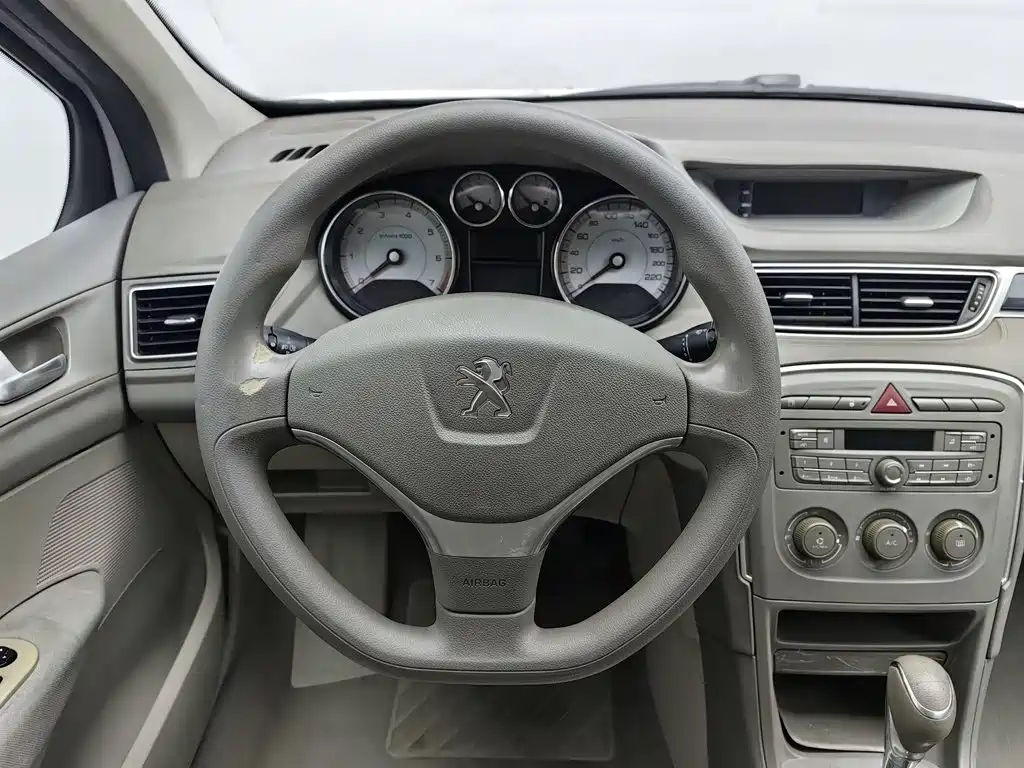Peugeot 308 2015 — фото 11