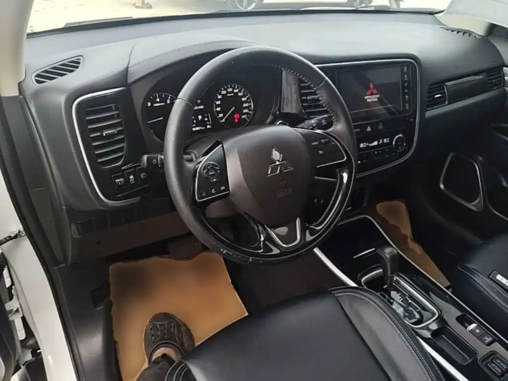 Mitsubishi Outlander 2020 — фото 11