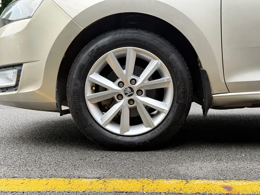 Skoda Rapid 2014 — фото 15