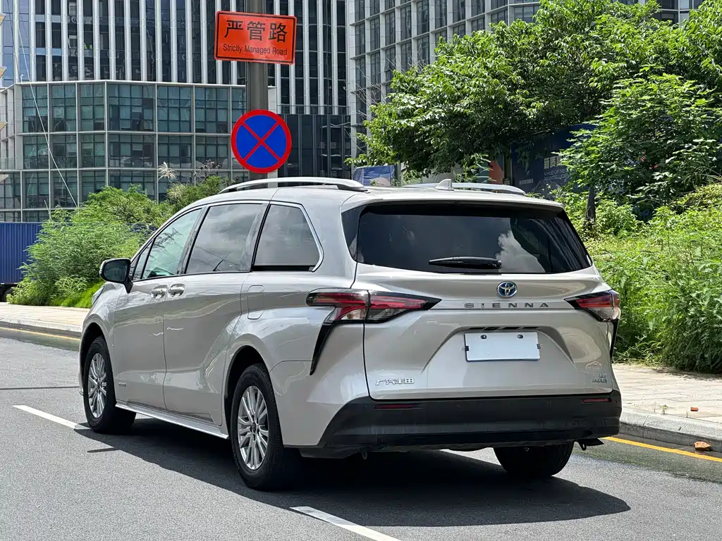 Toyota Sienna 2022 — фото 12