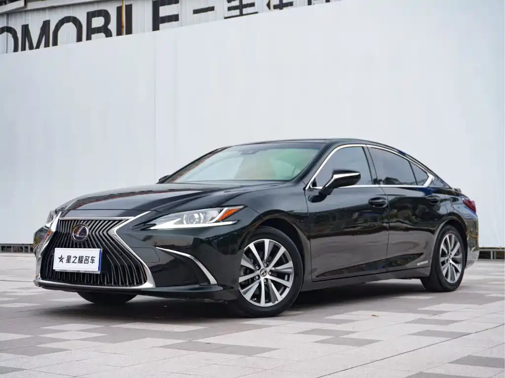 Lexus ES 2021 — фото 1