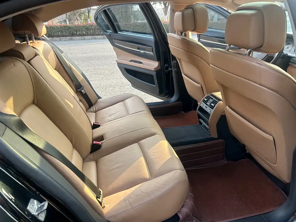 BMW 7 Series 2012 — фото 13
