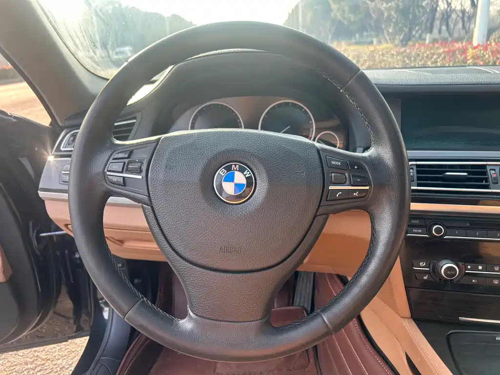 BMW 7 Series 2012 — фото 10