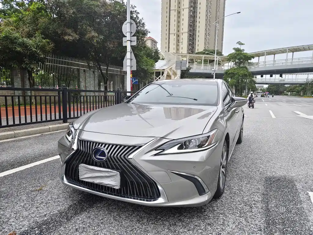Lexus ES 2020 — фото 1