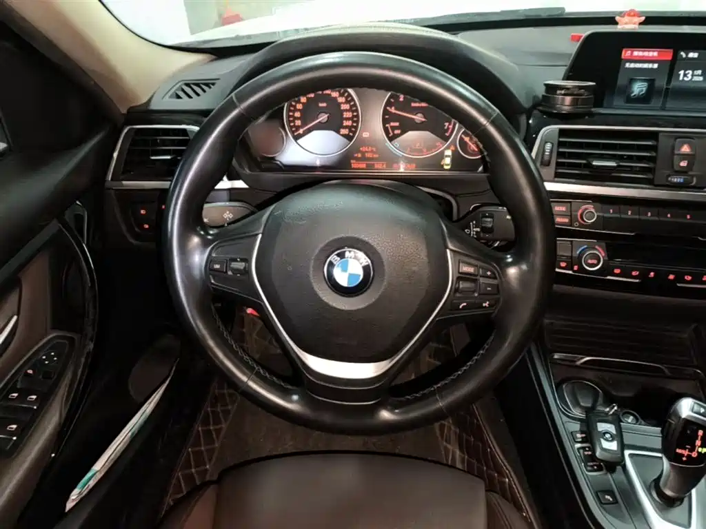 BMW 3 Series 2018 — фото 11