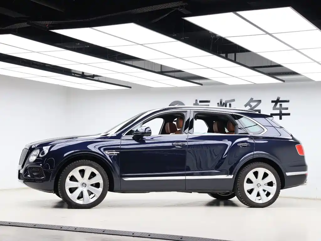 Bentley Bentayga 2019 — фото 35
