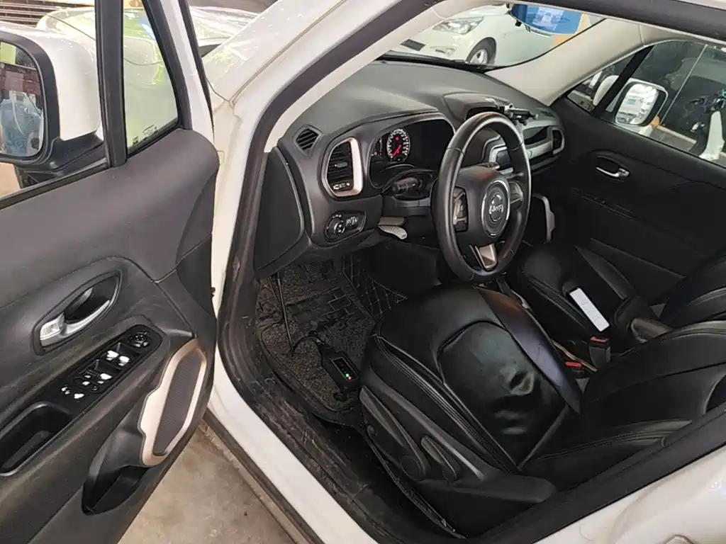 Jeep Renegade 2017 — фото 16
