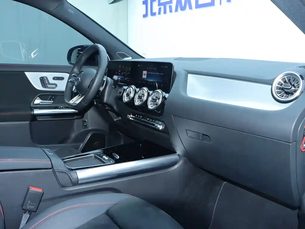 Mercedes-Benz GLA AMG 2025 — фото 12