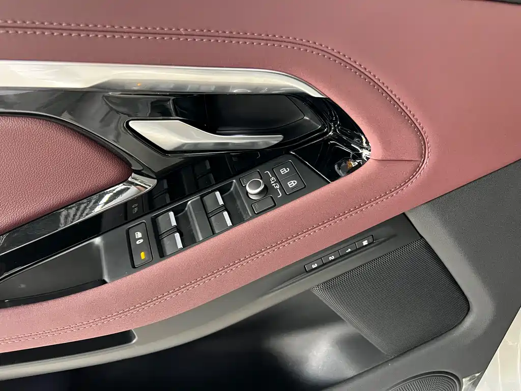 Land Rover Evoque 2023 — фото 19