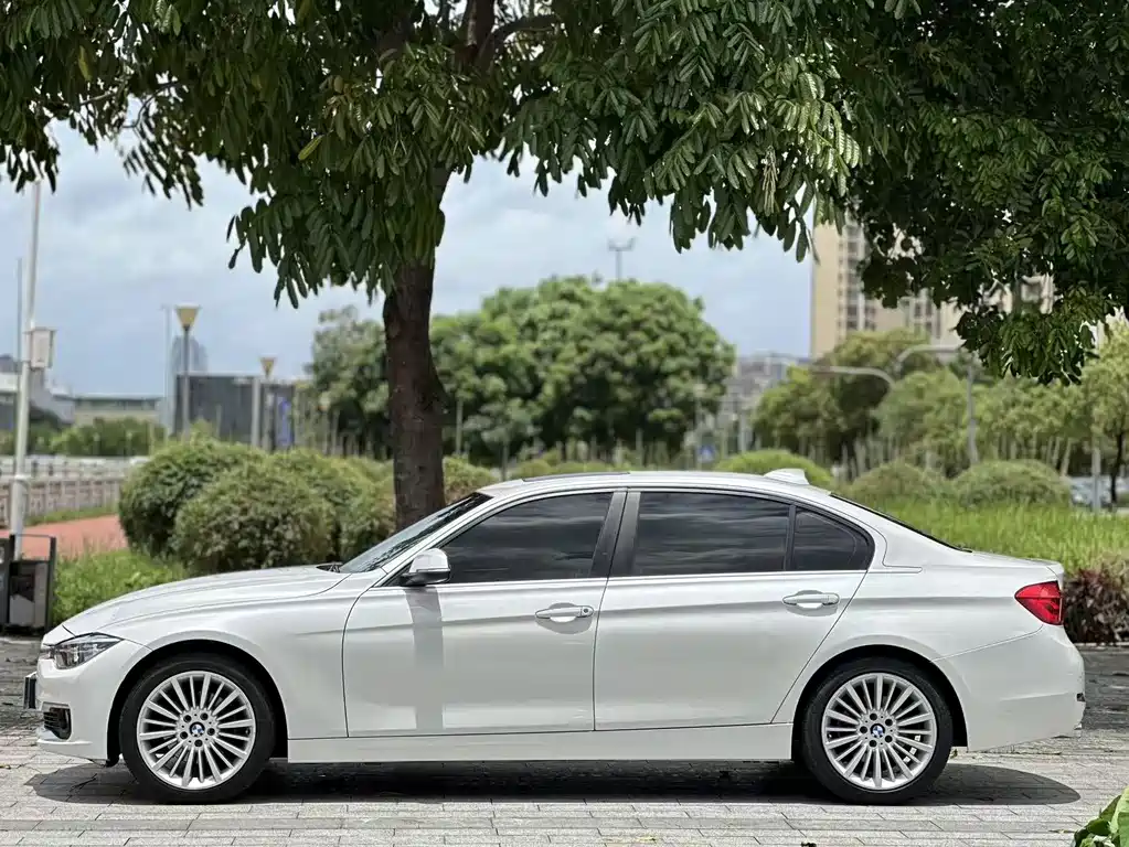 BMW 3 Series 2018 — фото 14