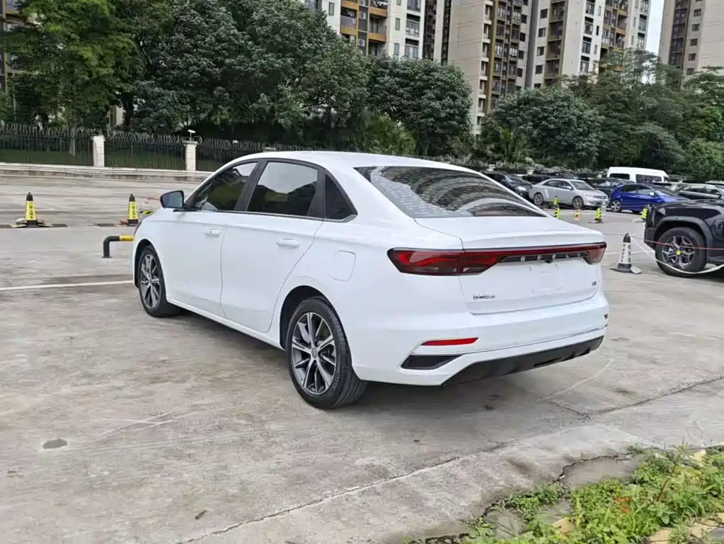 Geely Emgrand 2021 — фото 10