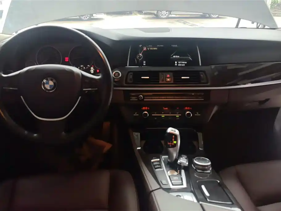 BMW 5 Series 2015 — фото 12