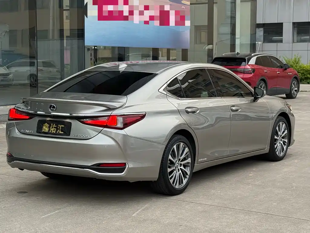 Lexus ES 2018 — фото 9