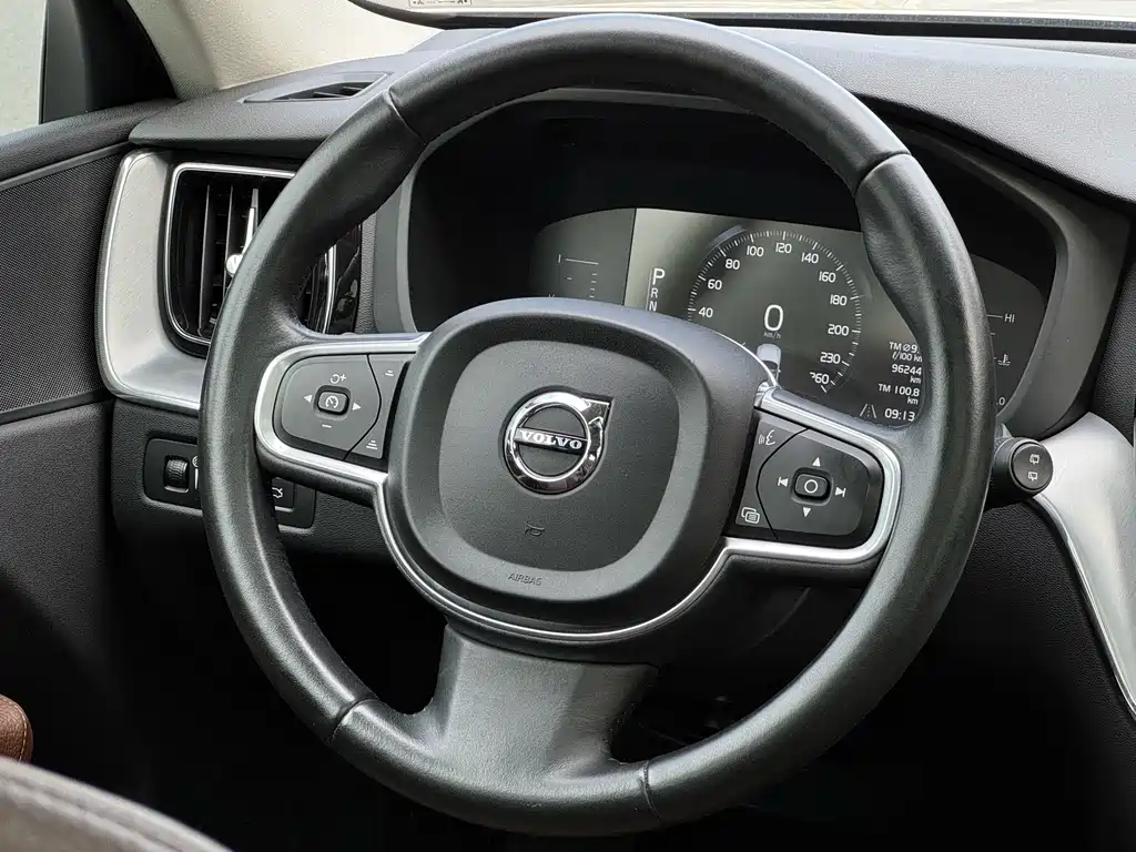 Volvo XC60 2018 — фото 9