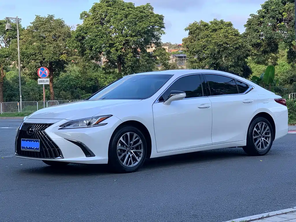 Lexus ES 2024 — фото 1