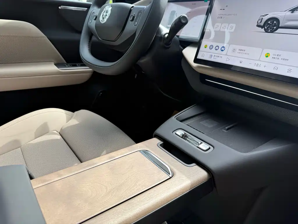 Volvo XC70 PHEV 2025 — фото 12