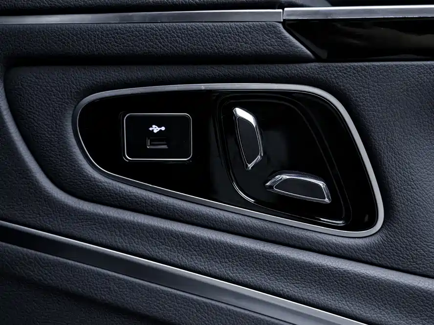 Mercedes-Benz V-Class 2024 — фото 23