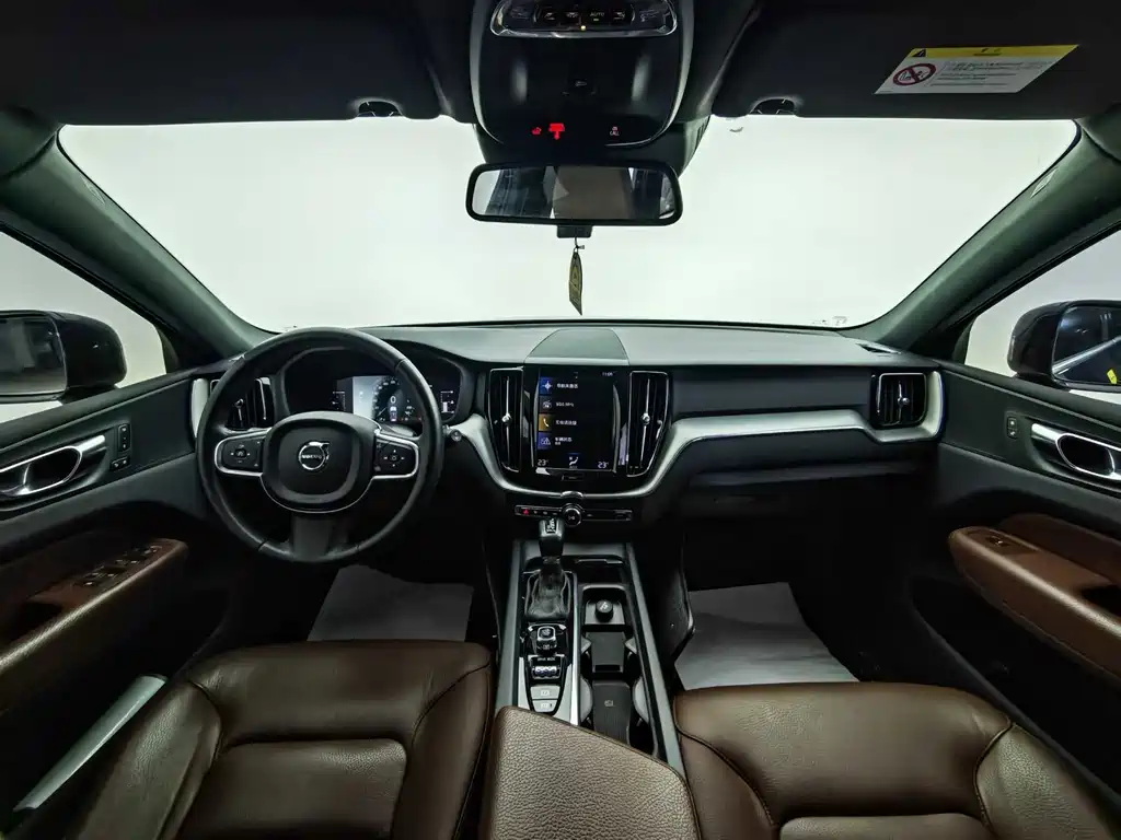 Volvo XC60 2021 — фото 13