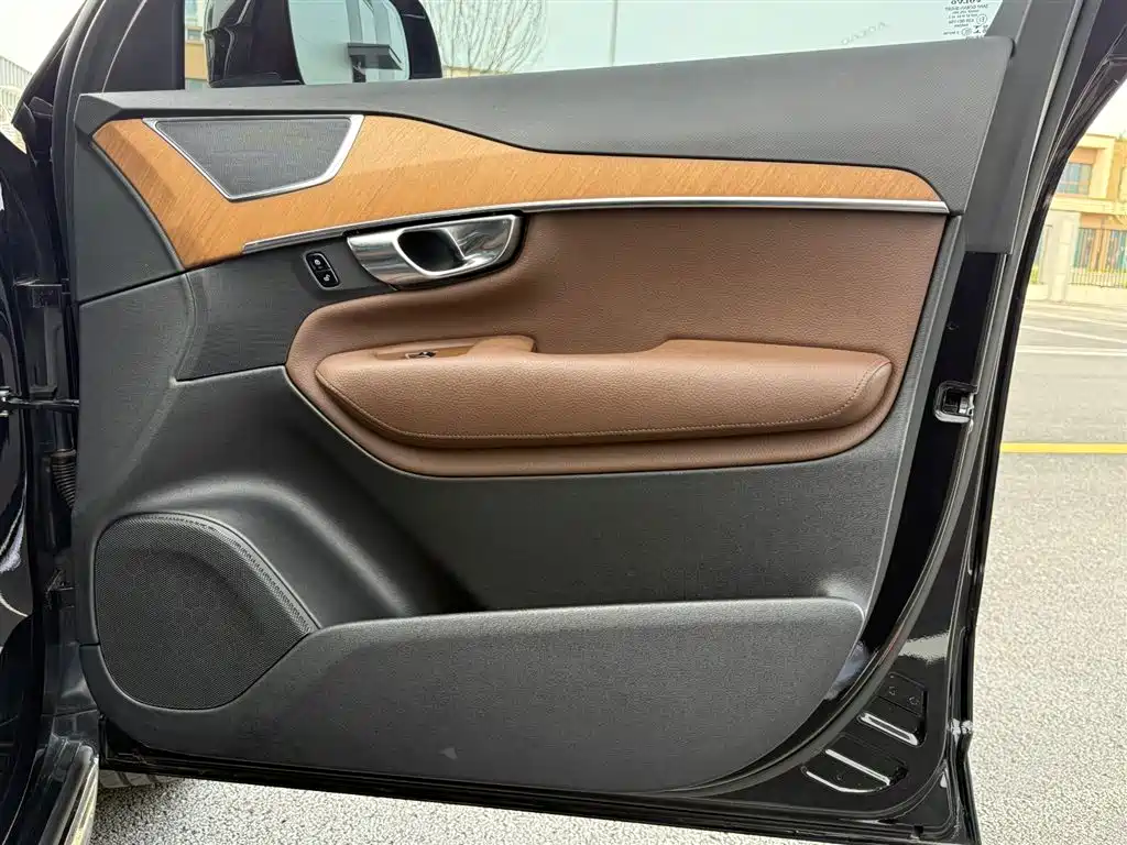 Volvo XC90 2021 — фото 25