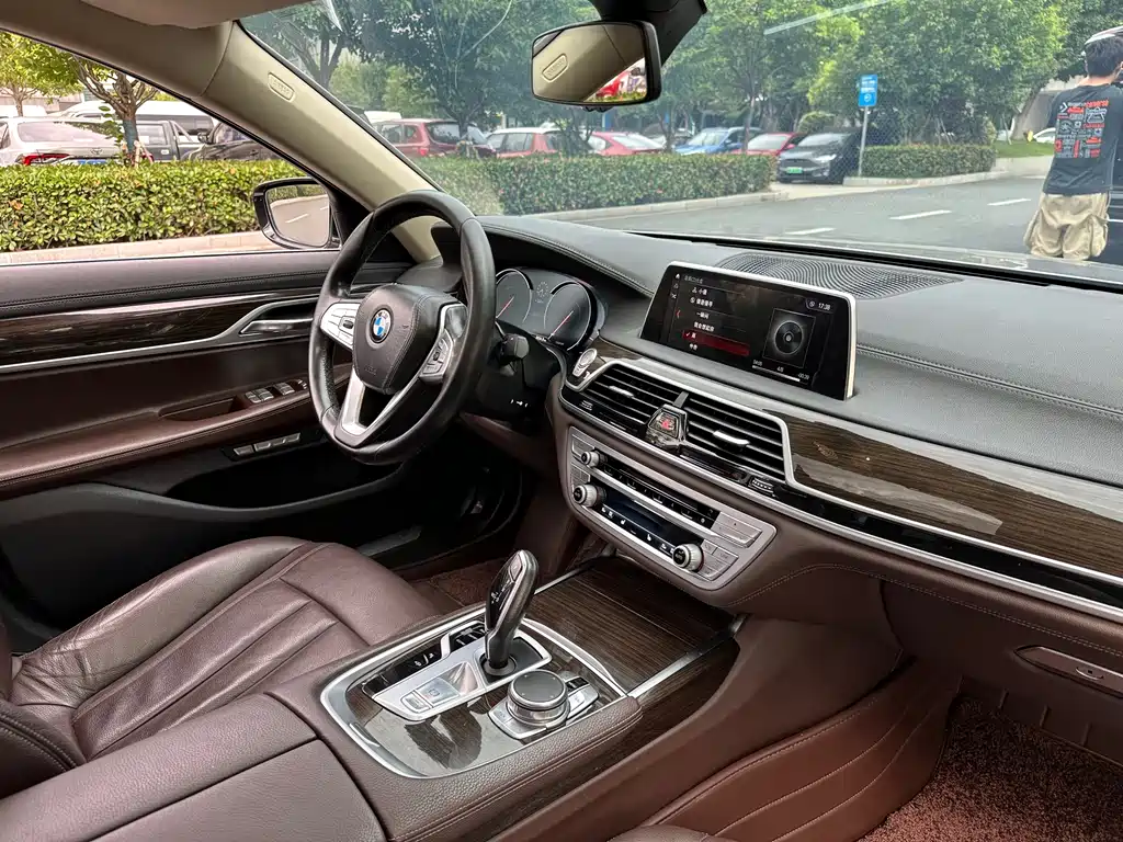BMW 7 Series 2017 — фото 16