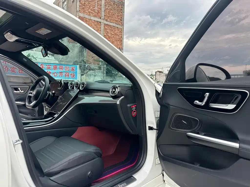 Mercedes-Benz C-Class 2025 — фото 12