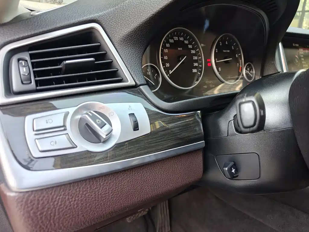 BMW 5 Series 2015 — фото 22