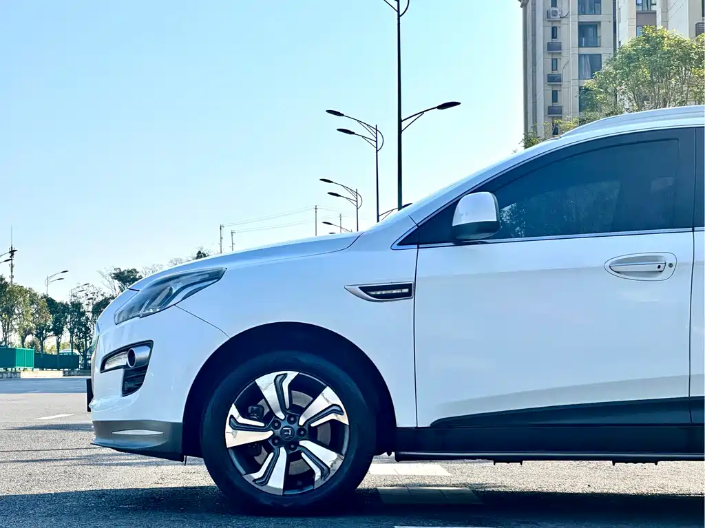 Luxgen Big 7 SUV 2017 — фото 13