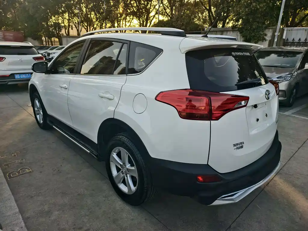 Toyota RAV4 2014 — фото 7