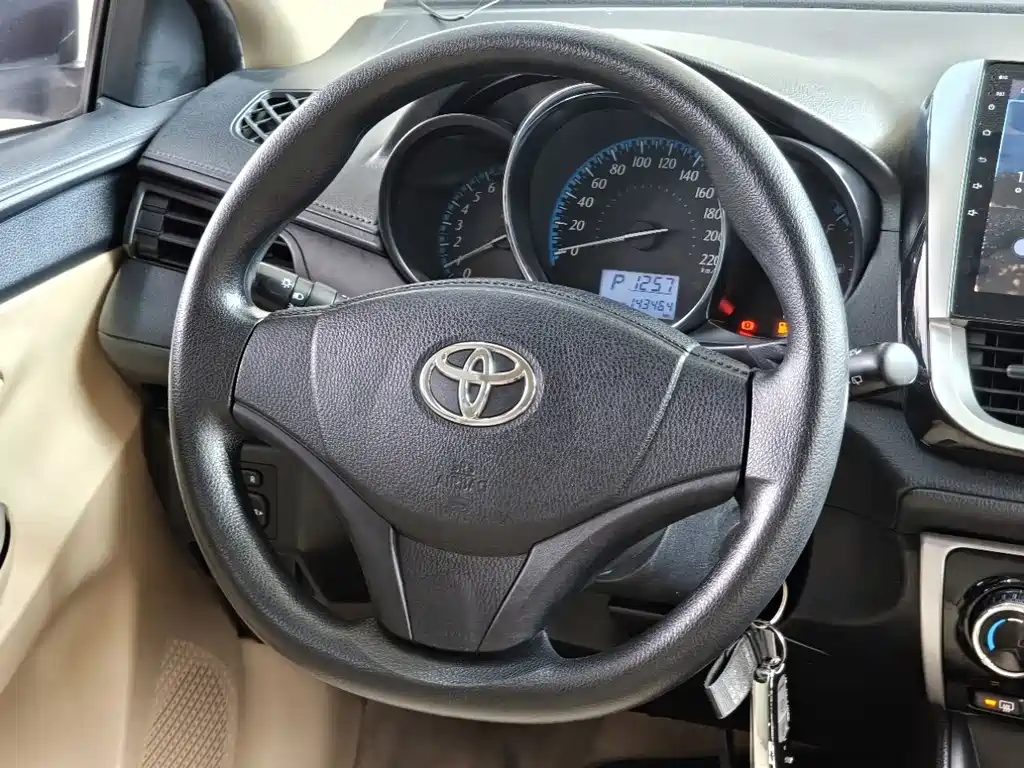 Toyota Yaris L 2017 — фото 9