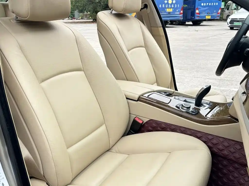 BMW 5 Series 2011 — фото 12